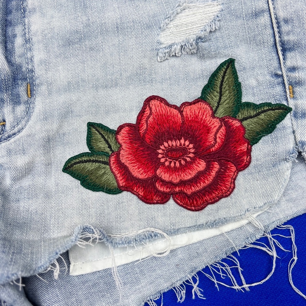 |•AMERICAN🦅EAGLE•| Hi-Rise Shortie Shorts Distressed w/ Flowers - Picture 2 of 11
